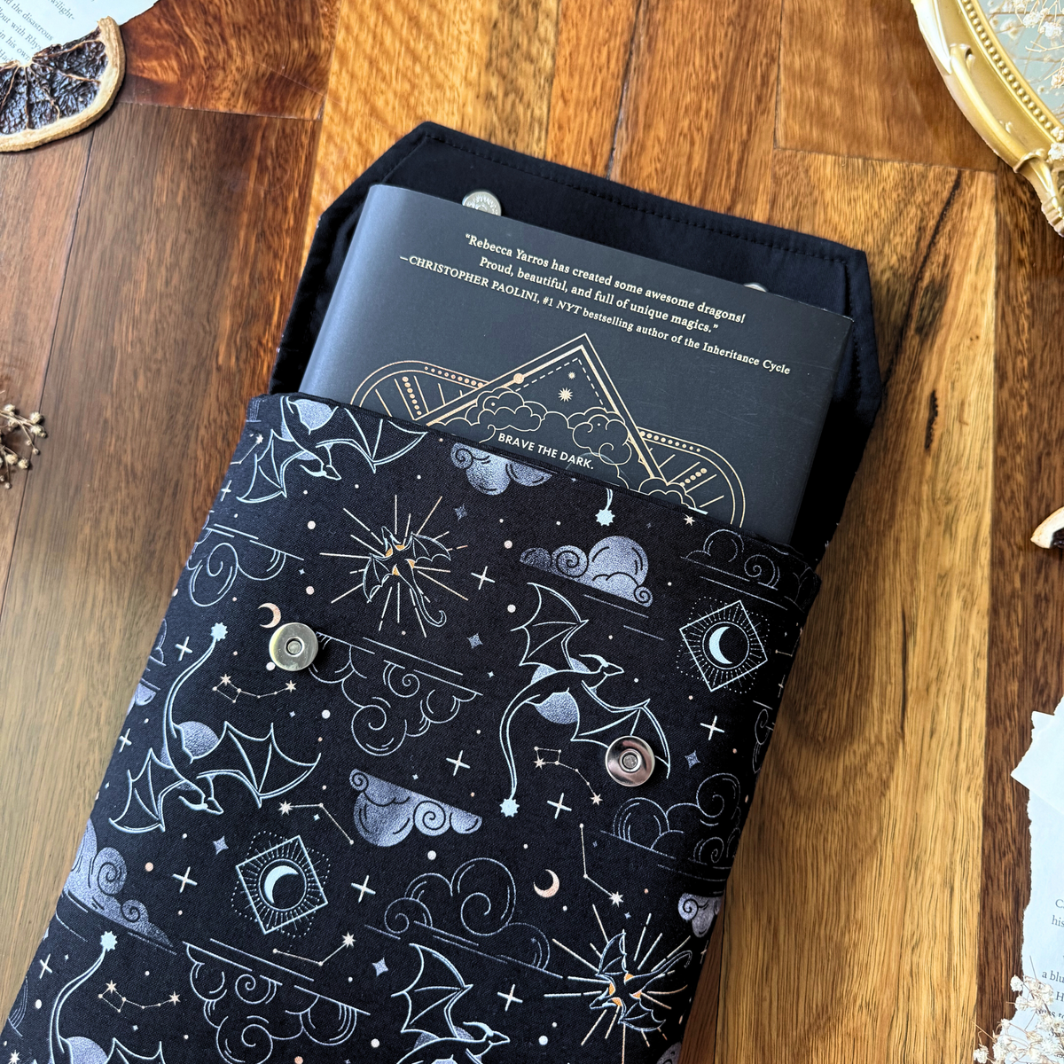 Onyx Storm padded book sleeve - Rebecca Yarros