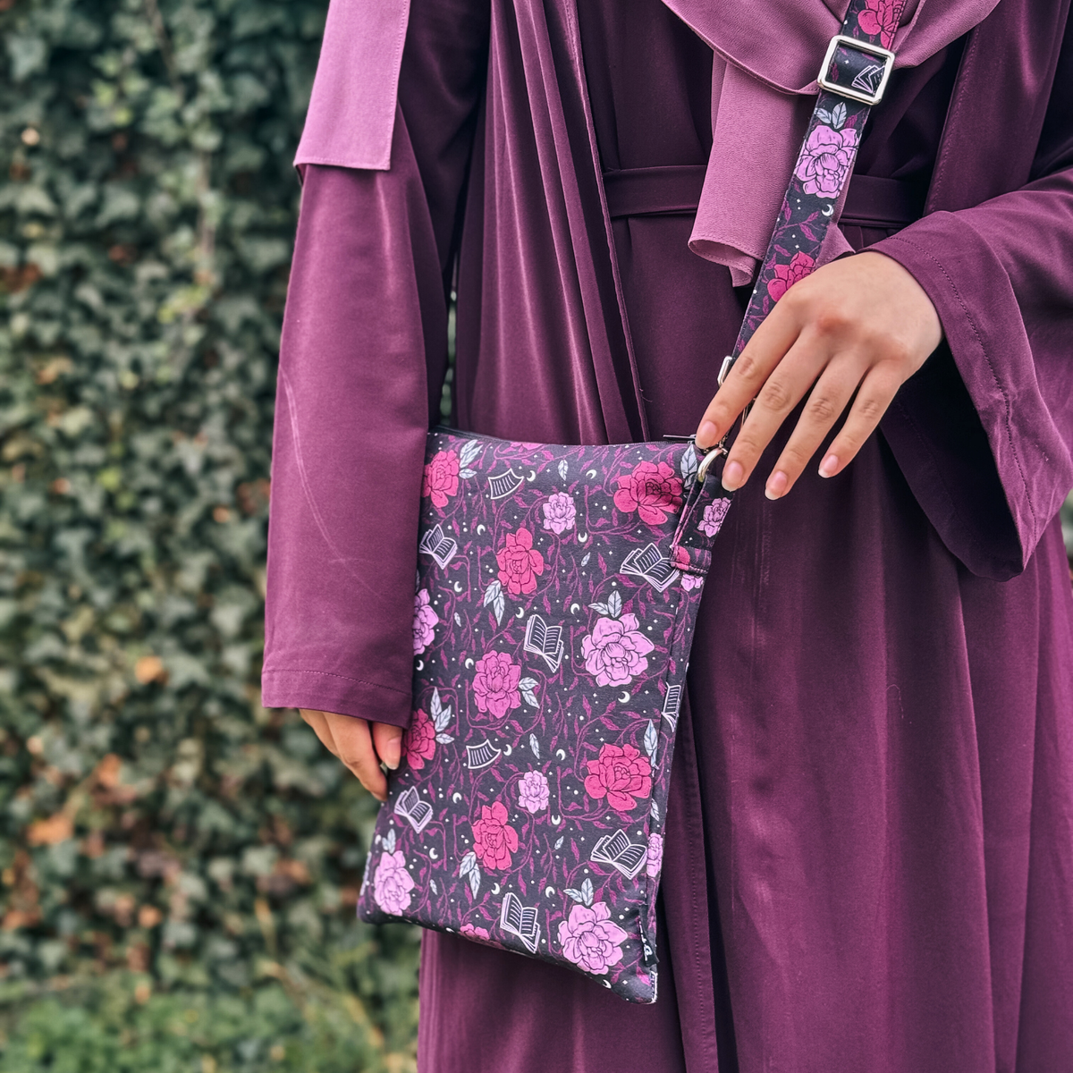 Romantasy crossbody sleeve